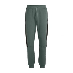 Spodnie męskie FILA Rouvroy. Zielone spodnie materiałowe Fila, na co dzień, m, bez wzorów, z dresówki, casualowe. Za 159.99 zł.