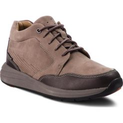 Trzewiki CLARKS - Un Coast Dry 261382947 Taupe Nubuck. Botki sznurowane marki Clarks. W wyprzedaży za 369.00 zł.