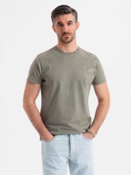 Bawełniana męska koszulka z nadrukiem w militarnym stylu – jasnooliwkowa V2 OM-TSWT-0202 - XXL. Zielone t-shirty Ombre Clothing, l, bez wzorów, z bawełny, bez kołnierzyka, bez ramiączek. Za 109.99 zł.