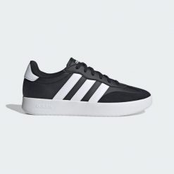 Buty Barreda. Białe buty trekkingowe Adidas, bez wzorów, ze skóry, bez zapięcia. Za 279.00 zł.