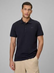4F Koszulka polo regular męska - granatowa M. Niebieskie koszulki polo 4F, m, bez wzorów, z bawełny, bez kołnierzyka, bez ramiączek. Za 89.99 zł.