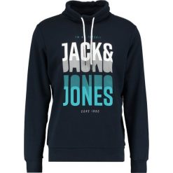 Jack & Jones JCOGRAPHIC Bluza z kapturem dark blue. Bluzy z kapturem marki Jack & Jones, m, z bawełny, z kapturem. W wyprzedaży za 134.10 zł.