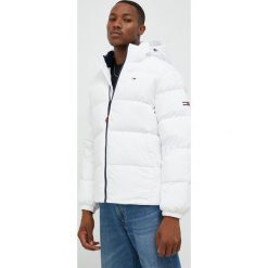 Tommy Jeans kurtka puchowa męska kolor biały zimowa. Białe kurtki Tommy Jeans, na zimę, l, bez wzorów, z jeansu, bez kaptura. W wyprzedaży za 849.99 zł.