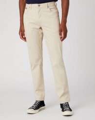 WRANGLER TEXAS SLIM MĘSKIE SPODNIE MATERIAŁOWE PUMICE STONE W12SEAC13 112145791. Brązowe spodnie materiałowe Wrangler, l, bez wzorów, z materiału. Za 219.99 zł.