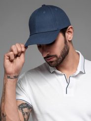 Czapka męska z daszkiem bejsbolówka z ozdobnym haftem – granatowa V4 OM-ACCS-0102 - uniwersalny. Niebieskie czapki z daszkiem Ombre Clothing, bez wzorów, z bawełny. Za 59.99 zł.