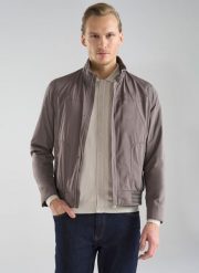 PAKO LORENTE – Jasnobrązowa krótka kurtka męska P24SF-5X-001-A-0 - Pako Lorente. Brązowe kurtki Pako Lorente, na wiosnę, m, bez wzorów, bez kaptura. Za 249.99 zł.