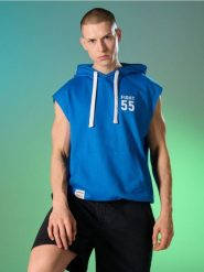 Dresowa bluza bez rękawów z napisem Fight - niebieski. Niebieskie bluzy bez kaptura Sinsay, l, bez wzorów, z dresówki, bez kaptura. W wyprzedaży za 19.99 zł.