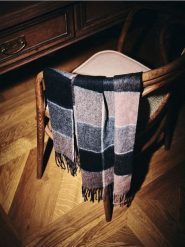 Szal w kratę z wełną - wielobarwny. Szaliki Reserved, bez wzorów, z wełny. W wyprzedaży za 79.99 zł.