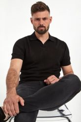 Polo męskie z dzianiny ażurowej KARL LAGERFELD. Koszulki polo sportowe KARL LAGERFELD, m, w ażurowe wzory, z dzianiny, bez kołnierzyka, bez ramiączek. W wyprzedaży za 524.30 zł.