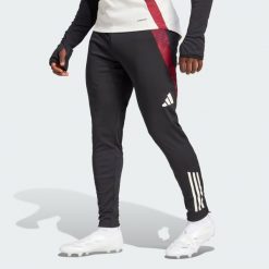 Spodnie Manchester United Tiro 24 Training. Czarne spodnie treningowe długie Adidas, xl, bez wzorów, z dresówki. Za 299.00 zł.