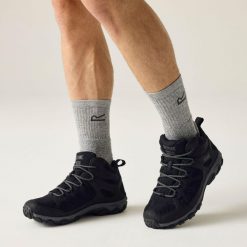 Męskie buty trekkingowe Edgepoint IV Mid. Czarne buty turystyczne Regatta, bez wzorów, z materiału, bez zapięcia, trekkingowe. Za 229.99 zł.