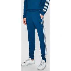 Adidas Originals - Spodnie. Spodnie materiałowe marki adidas Originals. W wyprzedaży za 219.90 zł.