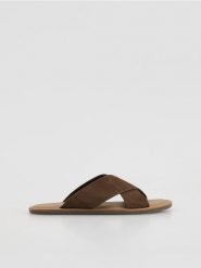 Zamszowe klapki - brązowy. Brązowe klapki Reserved, ze skóry. Za 149.99 zł.