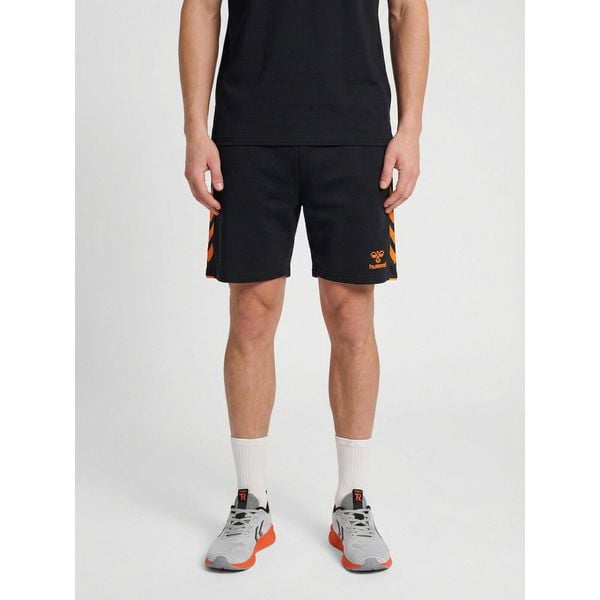 Szorty Hummel Core 2.0. Brązowe szorty Hummel, bez wzorów, sportowe. Za 149.00 zł.