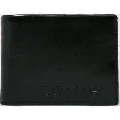 Calvin Klein - Portfel skórzany. Czarne portfele CALVIN KLEIN, bez wzorów, z materiału. W wyprzedaży za 199.90 zł.