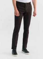 PAKO LORENTE – Ciemnobrązowe spodnie męskie o kroju Slim Fit. Brązowe spodnie materiałowe Pako Lorente, na co dzień, l, bez wzorów, z bawełny, casualowe. Za 79.99 zł.