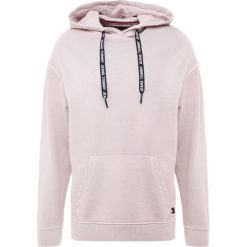 Tommy Jeans CONTEMPORARY HOODIE Bluza z kapturem violet ice. Bluzy marki Tommy Jeans, l, z bawełny, z kapturem. W wyprzedaży za 359.20 zł.