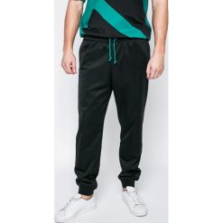 Adidas Originals - Spodnie. Spodnie treningowe długie marki adidas Originals. W wyprzedaży za 179.90 zł.