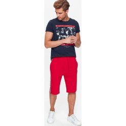 SZORTY MĘSKIE LAMPASAMI. Krótkie spodenki sportowe marki TOP SECRET. W wyprzedaży za 39.99 zł.