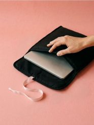 Torba na laptopa z kokardką - czarny. Czarne torby na laptopa Sinsay. Za 19.99 zł.