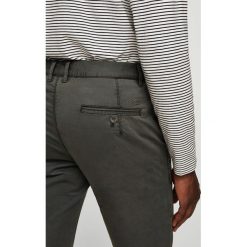 Mango Man - Spodnie Barna1. Eleganckie spodnie Mango Man. W wyprzedaży za 59.90 zł.