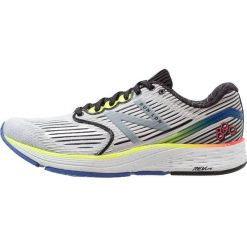 New Balance M 890 LONDON Obuwie do biegania treningowe white. Buty treningowe marki New Balance, z materiału. W wyprzedaży za 439.20 zł.