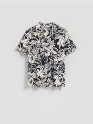 Koszula regular fit z krótkim rękawem - złamana biel. Koszule Reserved, l, bez wzorów, z dzianiny, bez kołnierzyka, bez ramiączek. Za 99.99 zł.