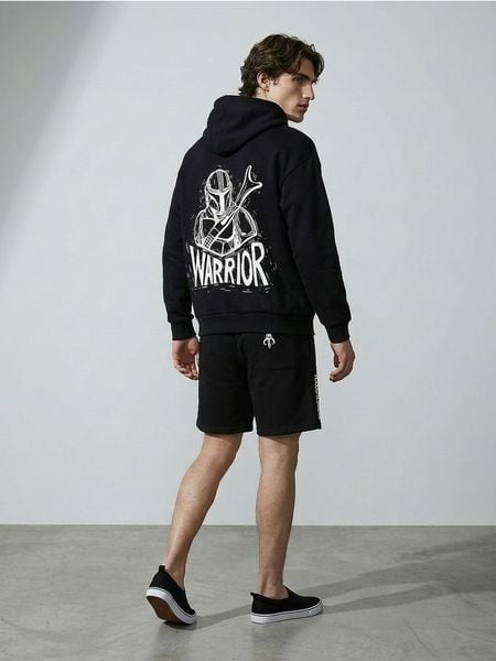Bluza hoodie z nadrukiem The Mandalorian - czarny. Czarne bluzy bez kaptura Sinsay, l, bez wzorów, bez kaptura. Za 69.99 zł.