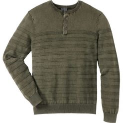 Sweter Regular Fit bonprix ciemnooliwkowy. Swetry nierozpinane marki bonprix. Za 59.99 zł.