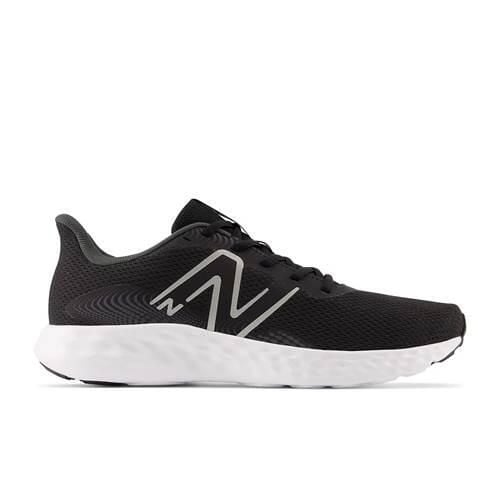 Buty do biegania New Balance 411. Czarne buty do biegania New Balance, bez wzorów, z materiału, bez zapięcia, do biegania. Za 253.40 zł.