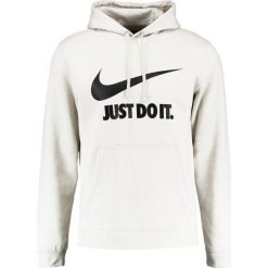 Nike Sportswear JUST DO IT HOODIE Bluza z kapturem light bone/black. Bluzy z kapturem marki Nike Sportswear, m, z bawełny, z kapturem. W wyprzedaży za 206.10 zł.