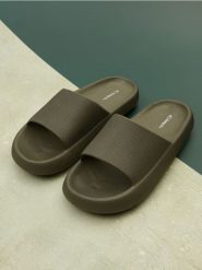 Klapki - khaki. Brązowe klapki Sinsay. Za 39.99 zł.