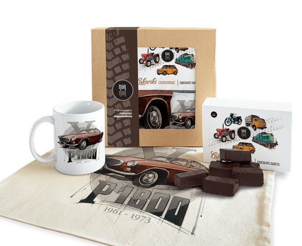 Volvo P1800 — paczka (Zawartość paczki: koszulka - torba - kubek - słodycze; Rozmiar koszulki / bluzy: XL (męska); Kolor koszulki / bluzy: biały; Rodz. Białe torby sportowe nikiniki, bez wzorów, z bawełny. Za 169.00 zł.