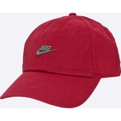 Nike Sportswear - Czapka. Czapki z daszkiem marki Nike Sportswear. W wyprzedaży za 59.90 zł.