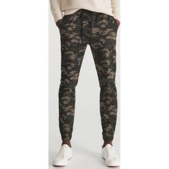 Spodnie jogger slim fit - Zielony. Joggery i bojówki marki Reserved. Za 129.99 zł.