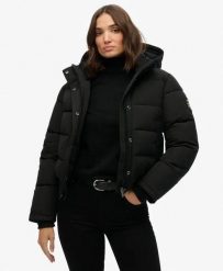 Superdry Kurtka Bomber Everest – Slim, DWR, ocieplenie z recyclingu. Czarne kurtki Superdry, z aplikacjami, z materiału, z kapturem. Za 602.35 zł.