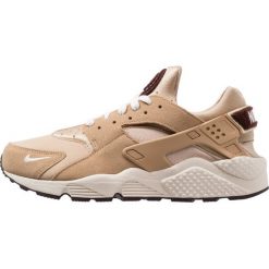 Nike Sportswear AIR HUARACHE RUN PRM Sneakersy niskie desert/sail/burgundy ash/royal tint. Buty do biegania marki Nike Sportswear. Za 529.00 zł.