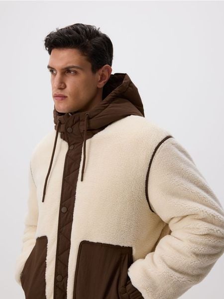 Kurtka sherpa z kapturem - kremowy. Białe kurtki Reserved, l, bez wzorów, z materiału, z kapturem. W wyprzedaży za 129.99 zł.