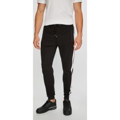 Brave Soul - Spodnie. Czarne spodnie materiałowe Brave Soul, na co dzień, l, bez wzorów, z bawełny, casualowe, z podwyższonym stanem. W wyprzedaży za 69.90 zł.