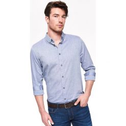 KOSZULA MĘSKA TYPU OXFORD Z NADRUKIEM O DOPASOWANYM KROJU. Koszule marki TOP SECRET. W wyprzedaży za 39.99 zł.