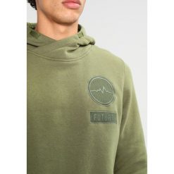 Jack & Jones JCOBADGE HOOD Bluza z kapturem capulet olive. Bluzy z kapturem marki Jack & Jones, m, z bawełny, z kapturem. W wyprzedaży za 152.10 zł.