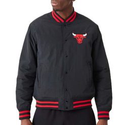 Kurtka uniwersalna męska New Era Nba Chicago Bulls Script. Czerwone kurtki New Era, m, bez wzorów, bez kaptura. W wyprzedaży za 361.95 zł.