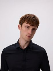 Gładka koszula super slim fit - czarny. Czarne koszule Reserved, l, bez wzorów, z bawełny, bez kołnierzyka, bez ramiączek. Za 119.99 zł.