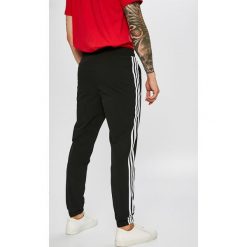 Adidas Originals - Spodnie Warm-up. Spodnie treningowe długie adidas Originals. W wyprzedaży za 269.90 zł.