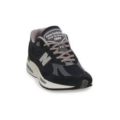Buty do chodzenia męskie New Balance 991. Czarne buty sportowe casual New Balance, bez wzorów, z materiału, bez zapięcia. Za 1,767.00 zł.