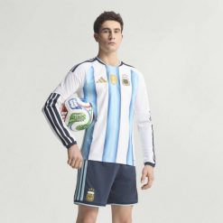 Koszulka podstawowa z długim rękawem Argentyna 26 Authentic. Białe bluzki z długim rękawem Adidas, bez wzorów, bez kołnierzyka, bez ramiączek. Za 699.00 zł.