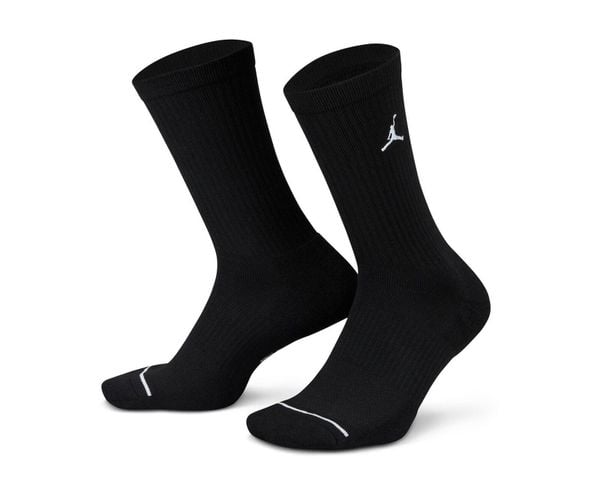 Skarpety sportowe Nike Jordan 3-pack. Czarne skarpetki sportowe Nike, bez wzorów, z materiału. Za 82.99 zł.