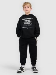 4F Spodnie dresowe joggery chłopięce - czarne 140 (9-10 lat). Czarne joggery i bojówki 4F, bez wzorów, z dresówki. Za 119.99 zł.