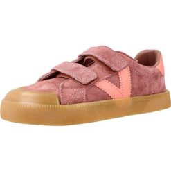 Buty VICTORIA 1356107V DEPORTIVO CINTA ADHESIVA Rose. Czerwone buty turystyczne VICTORIA, bez wzorów, z tkaniny, bez zapięcia, trekkingowe. Za 209.99 zł.