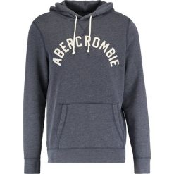 Abercrombie & Fitch ARCH LOGO Bluza z kapturem navy. Bluzy z kapturem marki Abercrombie & Fitch, m, z bawełny, z kapturem. W wyprzedaży za 251.30 zł.